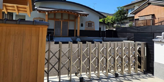 広い敷地に設置された、防犯用の大型伸縮式ゲート